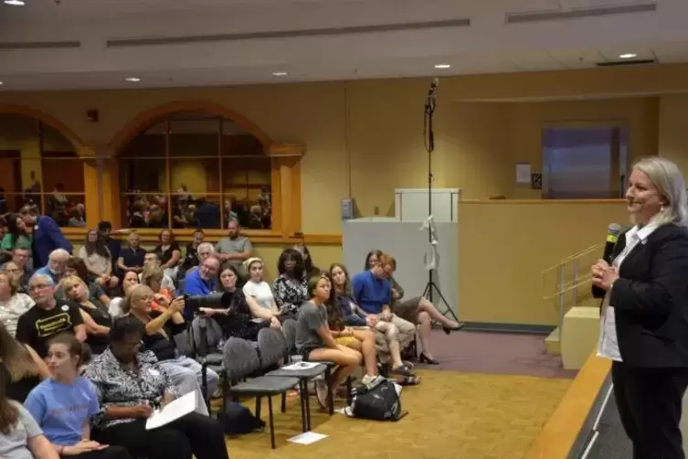 Die demokratische Kongressabgeordnete Susan Wild beantwortet Fragen bei einem B&uuml;rgerforum in Allentown.