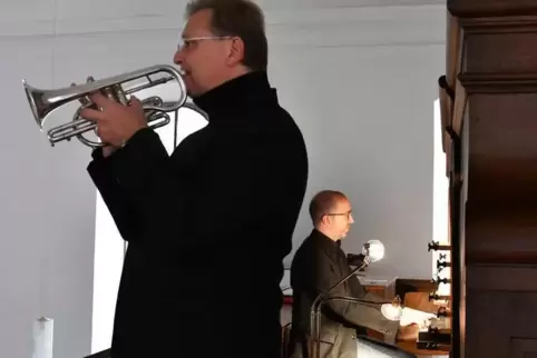 Festliche Musik an einem verregneten Abend machten Trompeter Falk Zimmermann und Organist Stephan Rahn am Sonntag in Freinsheim.