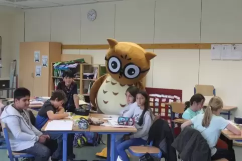 Es gibt ihn in groß und klein: Das Schulmaskottchen, die Eule Rudi, taucht auch schon mal im Unterricht in der Realschule plus a