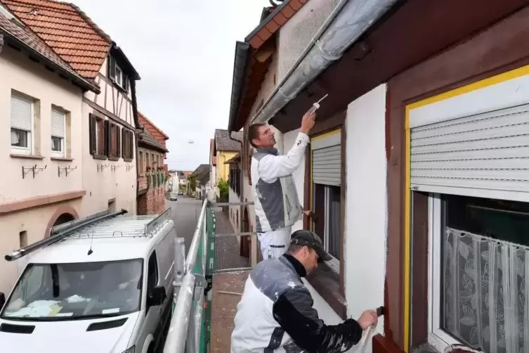 Der Stuckateurbetrieb Fink arbeitet zurzeit auf einer Baustelle in St. Martin, hier Marc Busch (vorne) und Andreas Funk.
