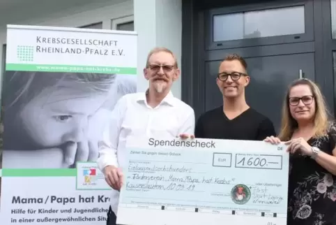 Die Spendenübergabe durch Andreas Theisinger (links) und Sandra Bohley (rechts) an Angelo Seiffert von der Krebsgesellschaft Rhe