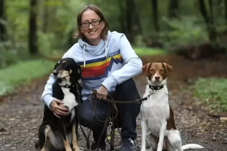 Tanja Axmann mit ihren Hunden Avra (links) und Lucille.