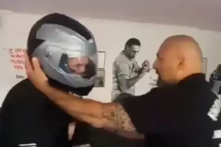 Hier h&auml;lt Reiser, gesch&uuml;tzt in einem Helm, den Kopf Ahmet Kaydul, Gro&szlig;meister aus N&uuml;rnberg, hin.