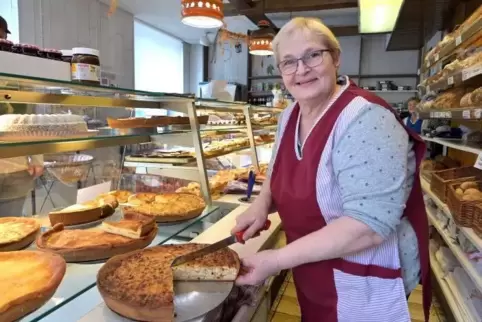Wird derzeit täglich gebacken nach dem Rezept ihres Vaters: Andrea Lenknereit-Schmidt schneidet frischem Zwiebelkuchen in ihrer 