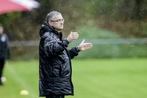 Trainer im Regen: Bernd Ludwig beim 1:3 gegen Rüssingen.