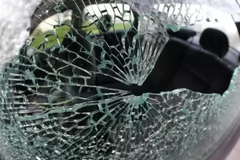 Vermutlich mit einem etwa faustgroßen Stein haben die Täter die Seitenscheibe des Wagens zertrümmert.