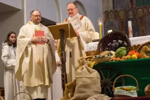 Bei der Amtseinführung von Pfarrer Ulrich Nothhof (links) verlas Dekan Johannes Pioth am Sonntag das Ernennungsschreiben für den