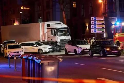 Neun Menschen wurden verletzt, als der Lkw in Limburg auf die Autos auffuhr. 