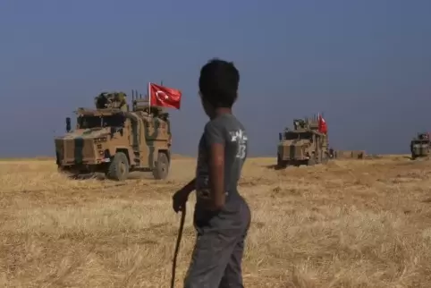 Türkische gepanzerte Fahrzeuge patrouillieren n der „Sicherheitszone“ auf der syrischen Seite der Grenze zur Türkei, nahe der St