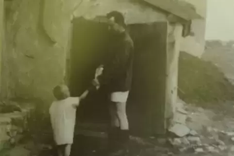 Dieses Foto ihres Vaters mit einem kleinen russischen Jungen hat Doris Rittmann besonders berührt.