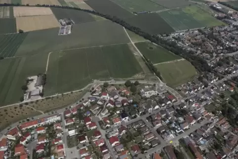 Das Baugebiet liegt an der Bahnlinie, erkennbar am Gebüschstreifen, der sich durch die Felder zieht.