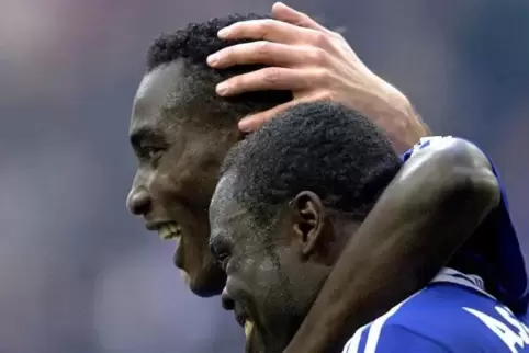 Dieses Bild von Victor Agali (links) und Gerald Asamoah, zwei ehemalige Fußballer des FC Schalke 04, ist vom Fußball-Weltverband