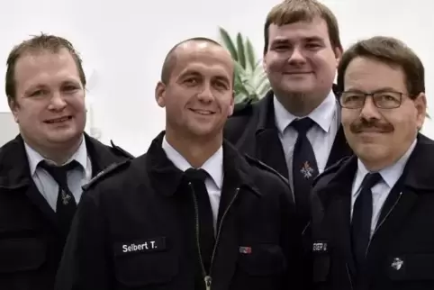  Die neue Führung der Freiwilligen Feuerwehr Lambsheim-Heßheim: Wehrleiter Thiemo Seibert (Zweiter von links) und seine Stellver