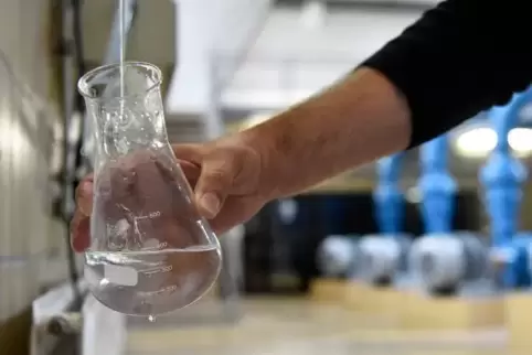 Qualitätskontrollen gehören dazu: Im Wasserwerk Nord werden regelmäßig Wasserproben entnommen.