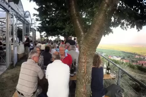 Beliebter Treffpunkt: das Weinfest in der Pergola in St. Martin.