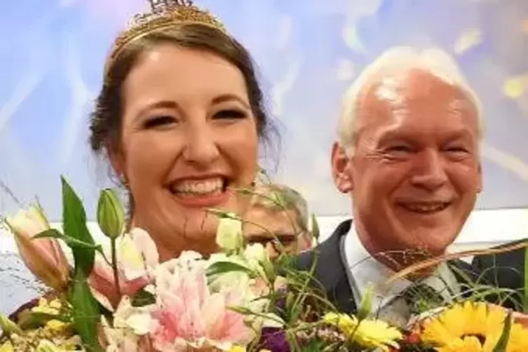 Strahlend vor Glück: die frisch gekrönte 81. Pfälzische Weinkönigin Anna-Maria Löffler und der sich mit ihr über ihren Wahlsieg 