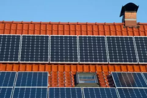 Wer sich zur neuen Solaranlage einen Batteriespeicher kauft, erhält Geld vom Land. 