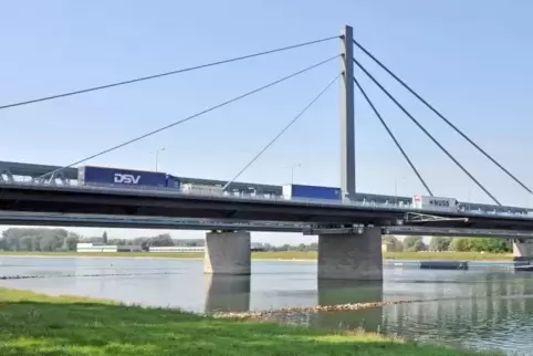 Die bestehende Rheinbrücke bei Wörth.