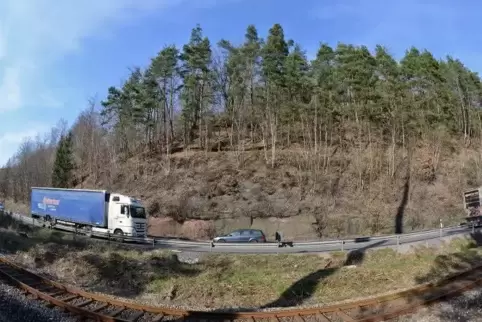 An der Felsnase zwischen Hauenstein und Hinterweidenthal regelt am Samstag eine Ampel den Verkehr auf der B10. 