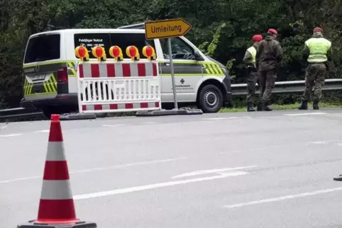 Bundeswehr-Feldjäger sichern eine Straße. 