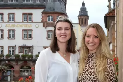Alicia Rummel (links) trägt ihre Weinprinzessinnen-Krone zum letzte Mal. Sie gibt sie im Landauer Rathaus an ihre Nachfolgerin M