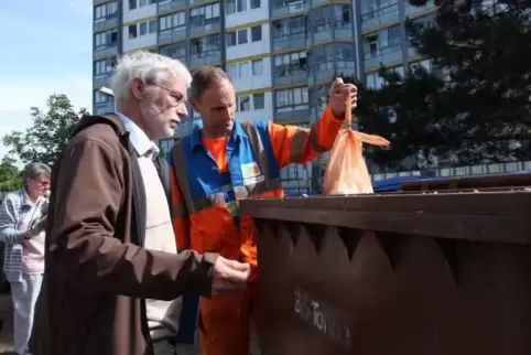 Jürgen Stumpf von der Abfallwirtschaft und Suez Mitarbeiter Eckard Knoch bei einer Kontrolle der Biotonne.
