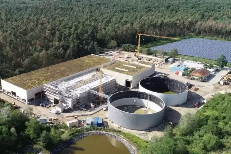 Die neue Verg&auml;rungsanlage, Stand August 2019, und im Hintergrund die Photovoltaikanlage Westheim.
