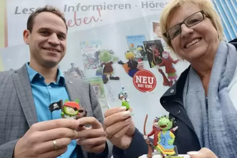 Beigeordneter Denis Clauer und Stadtbücherei-Leiterin Ulrike Weil stellen die „Tonies“ als neue Audioträger vor