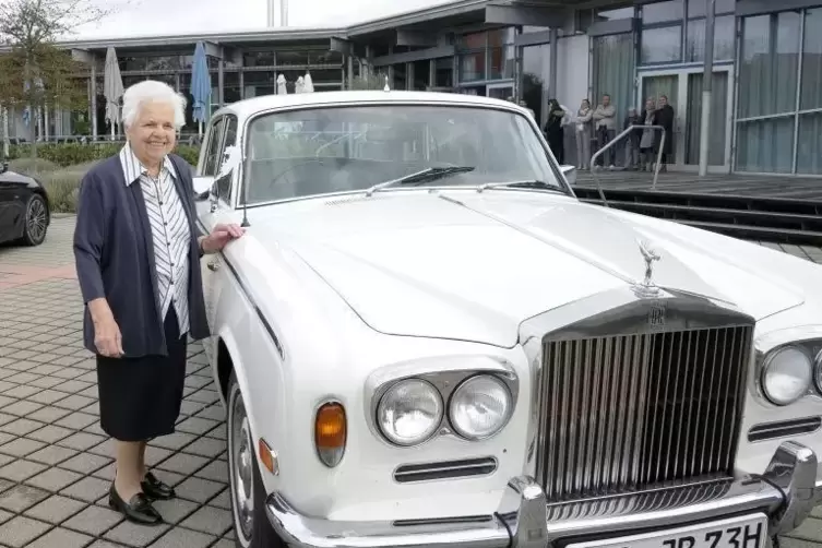 Früher ist Lydia Seibert gerne Fahrrad gefahren. Heute nimmt sie lieber den Rolls Royce – zumindest an ihrem 100. Geburtstag.