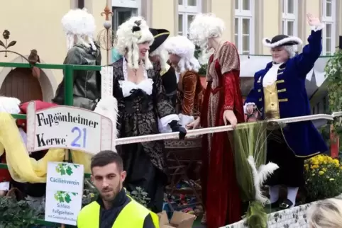 Die Umzugsteilnehmer lassen sich immer einiges einfallen – im Bild der Cäcilienverein im Jahr 2017 als Schlossgesellschaft Hallb
