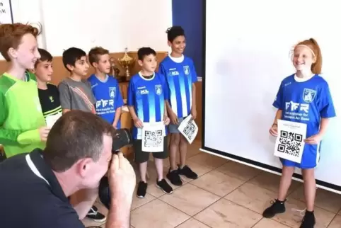 Kleine Sportler ganz groß: Stefan Denzer lichtet Alysha Vivien Faff von den C-Junioren ab. Einige ihrer Teamkameraden warten sch
