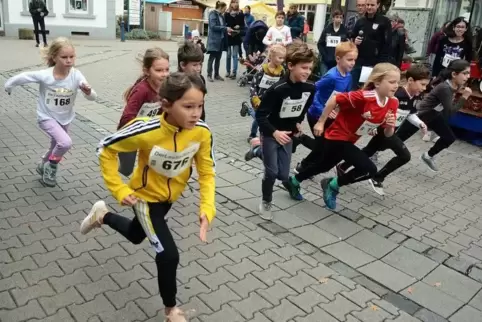 Und los: Mit Begeisterung war der Nachwuchs beim Oktobermarktlauf in Winnweiler dabei.