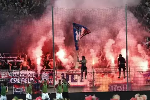 Vor 17 Monaten wurde das Aufstiegsspiel gegen Uerdingen abgebrochen. Zuletzt haben Waldhof-Fans in zwei Partien wieder gezündelt