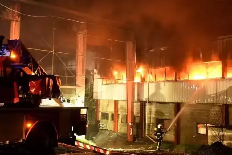 Rund 150 Feuerwehrleute waren im April vor Ort, um das Feuer in der Fabrikhalle zu löschen.