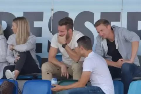 Nachdenklich: Attila Baum (Mitte) auf der Tribüne während des Spiels gegen die SV Elversberg am 14. September. Der 33-jährige Ba