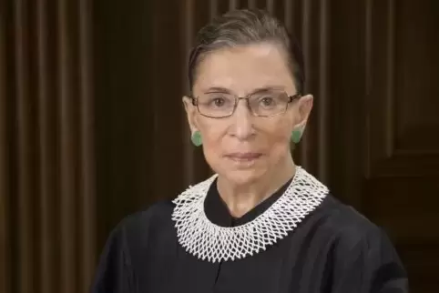 Schwarze Robe, ernster Blick: Ruth Bader Ginsburg auf einem offiziellen Foto für den Supreme Court (2010).