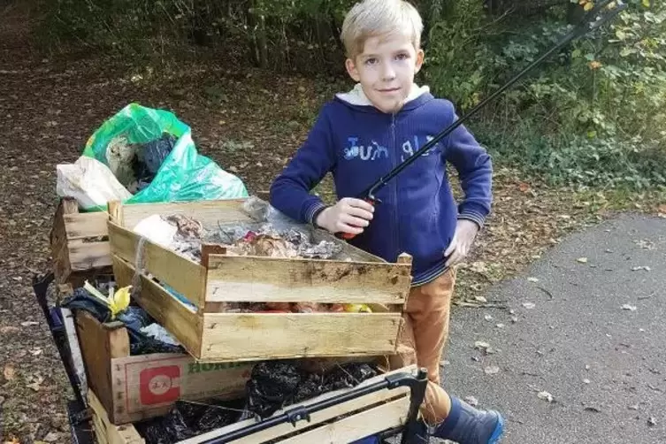 Ohne Bollerwagen könnte Felix Kneller-Gronen den ganzen Müll gar nicht aus dem Wald von Bechhofen schaffen.