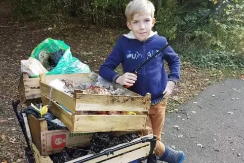 Ohne Bollerwagen könnte Felix Kneller-Gronen den ganzen Müll gar nicht aus dem Wald von Bechhofen schaffen.