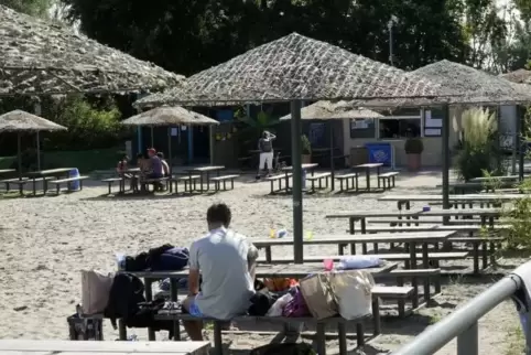 Am Badestrand des Silbersees ist die Saison beendet. Ab und zu ist der Kiosk aber noch geöffnet.