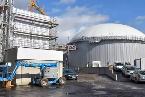 Noch wird gebaut an der Biomüllvergärungsanlage, der Betrieb hat aber bereits begonnen.