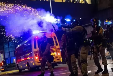 Vor solchen Tränengaseinsätzen warnten die Hongkonger Demonstranten einander mittels einer App von Apple.