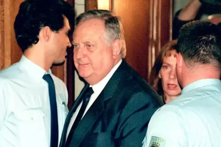Devisenbeschaffer und Stasi-Oberst Alexander Schalck-Golodkowski, hier 1996 in Berlin im Gericht, verleibte der DDR den lukrativ