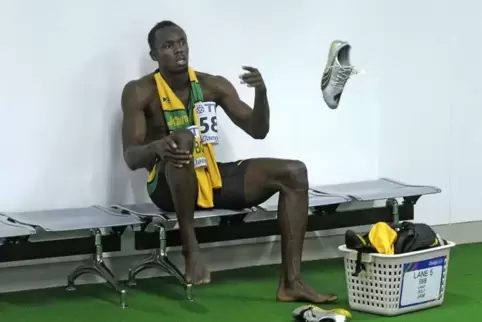 Dieses Bild ging später um die Welt. Usain Bolt, der wohl größte Leichtathlet aller Zeiten, pfeffert seinen Schuh weg. Denn: Zuv