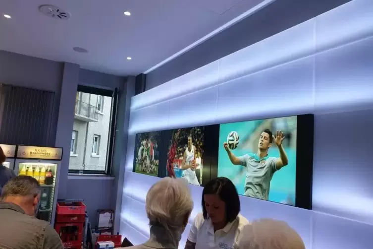 Auf drei Bildschirmen werden die Bilder von Bernhard Kunz bei der GAG gezeigt.