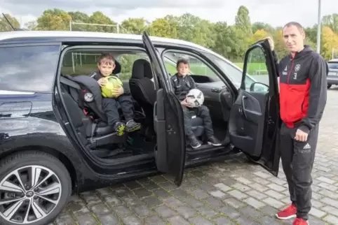 Meist ist mehr los, heute ist das Auto mal nicht so voll: Papa Christian Edlmann mit seinen Söhnen (von links) Ben-Luca und Elia