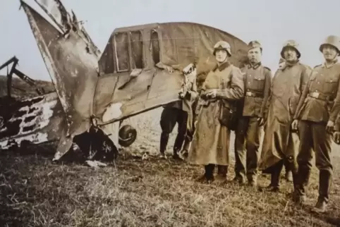 Die historische Aufnahme von 1939 zeigt Soldaten mit dem Flugzeugwrack.