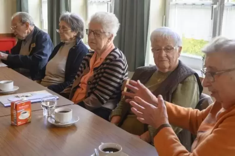 Erinnern sich noch an den Flugzeugabsturz (von rechts): Herbert Theis, Martha Theis, Meta Kl&ouml;ckner, Erna Fuhr und Emma Ahrens-Sc