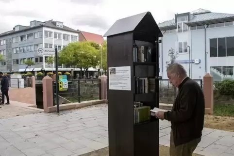 Der Bücherschrank am Rande des Zweibrücker Herzogplatzes wird gut genutzt.