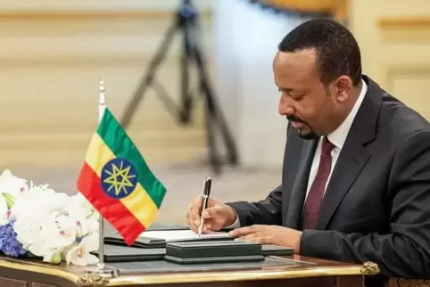 Abiy Ahmed, Premierminister von Äthiopien, am 16. September 2018 bei der Unterzeichnung des Freundschaftsvertrags mit Eritrea.