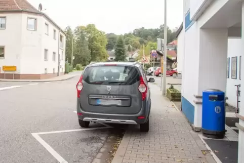 Wer in der Verbandsgemeinde Zweibrücken-Land so falsch parkt wie der Fahrer dieses Wagens vor dem Supermarkt in Bechhofen, muss 
